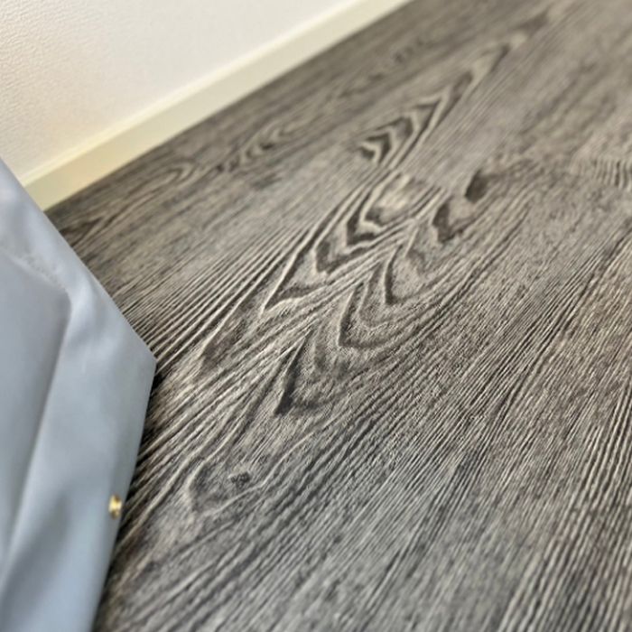 全備 粘着剤付き塩ビタイル デコウッド 150×1000×2mm グレーの説明画像3