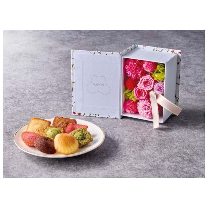 【GP26-AS】【母の日】「GANON FLORIST」監修 プリザーブドフラワーBOOKと「アンリ・シャルパンティエ」プティ・ガトー・アソルティ-承り締切:2026年4月30日